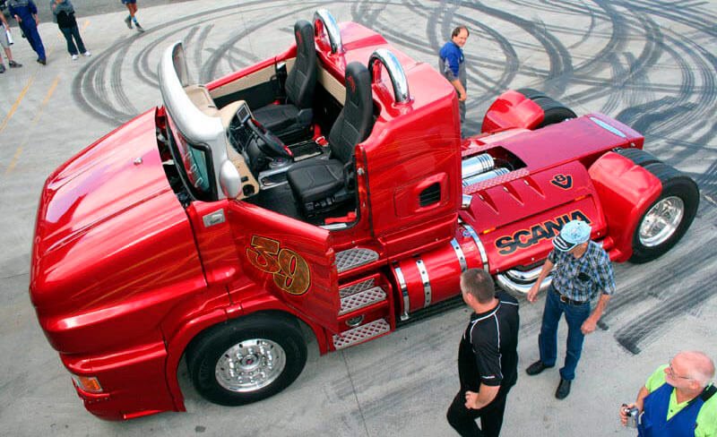 Conheça o 'Red Pearl', o único Scania conversível do mundo com 1.000 cv